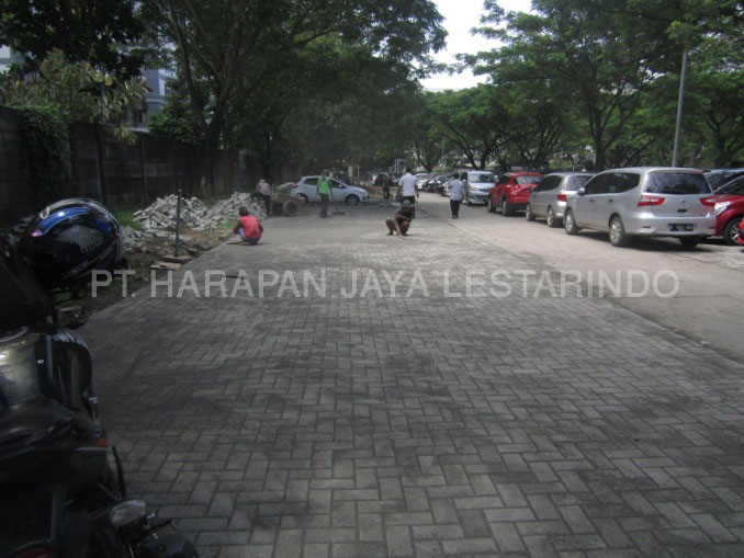 Proses Pekerjaan Sipil Pemasangan Paving Block Area Parkir UPH - Lippo Karawaci